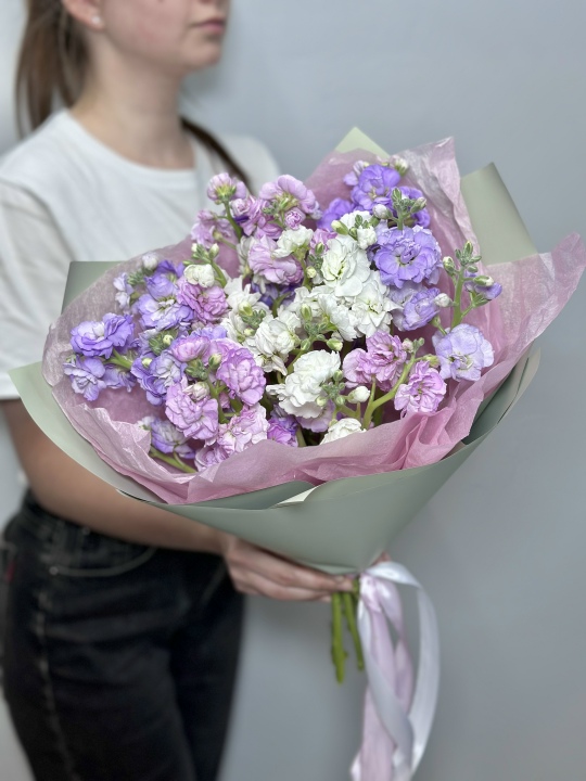 Букет из кустовой маттиолы