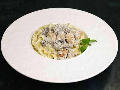Паста с курицей и грибами