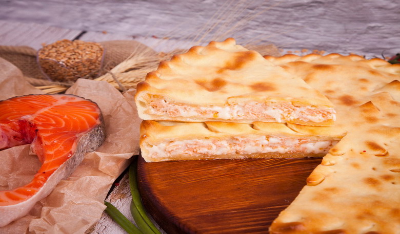 Осетинский пирог с лососем и овощами