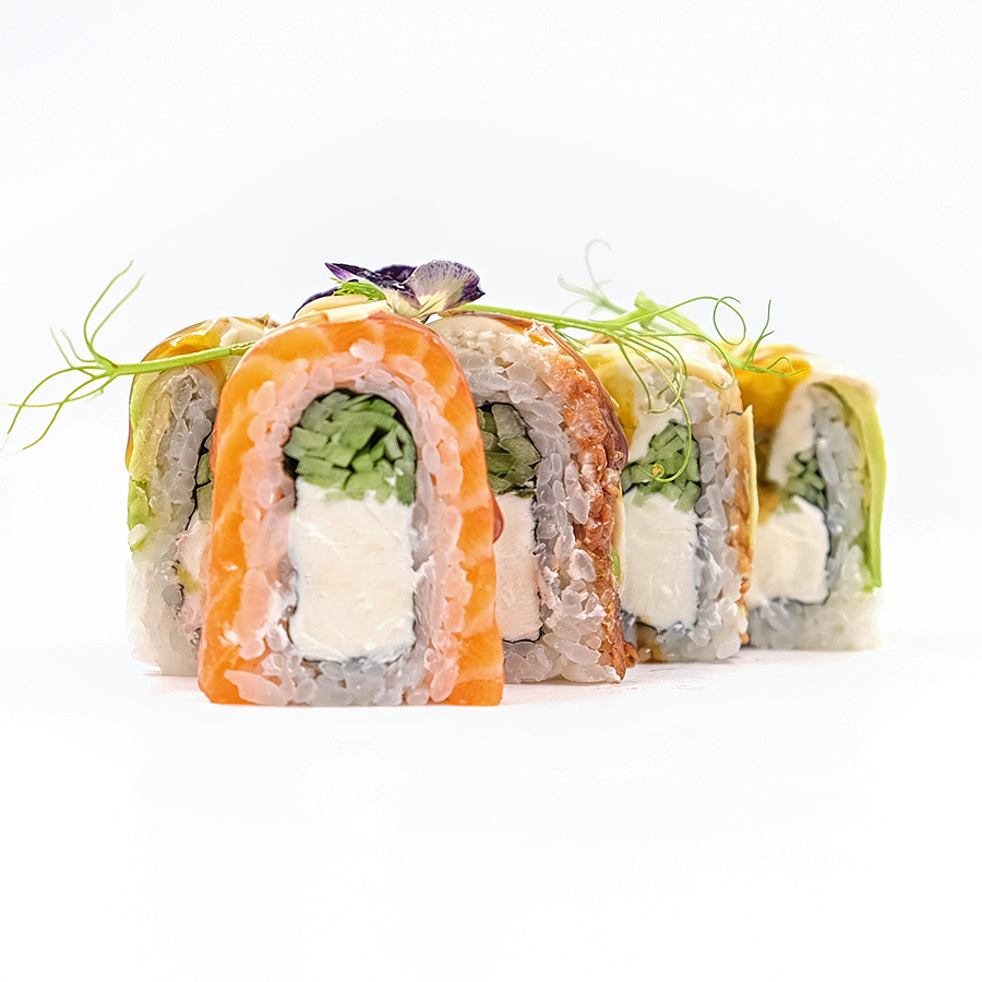 Ролл с лососем, угрём и авокадо