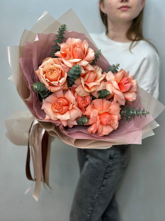 Эквадорские розы Кахала с эвкалиптом в упаковке