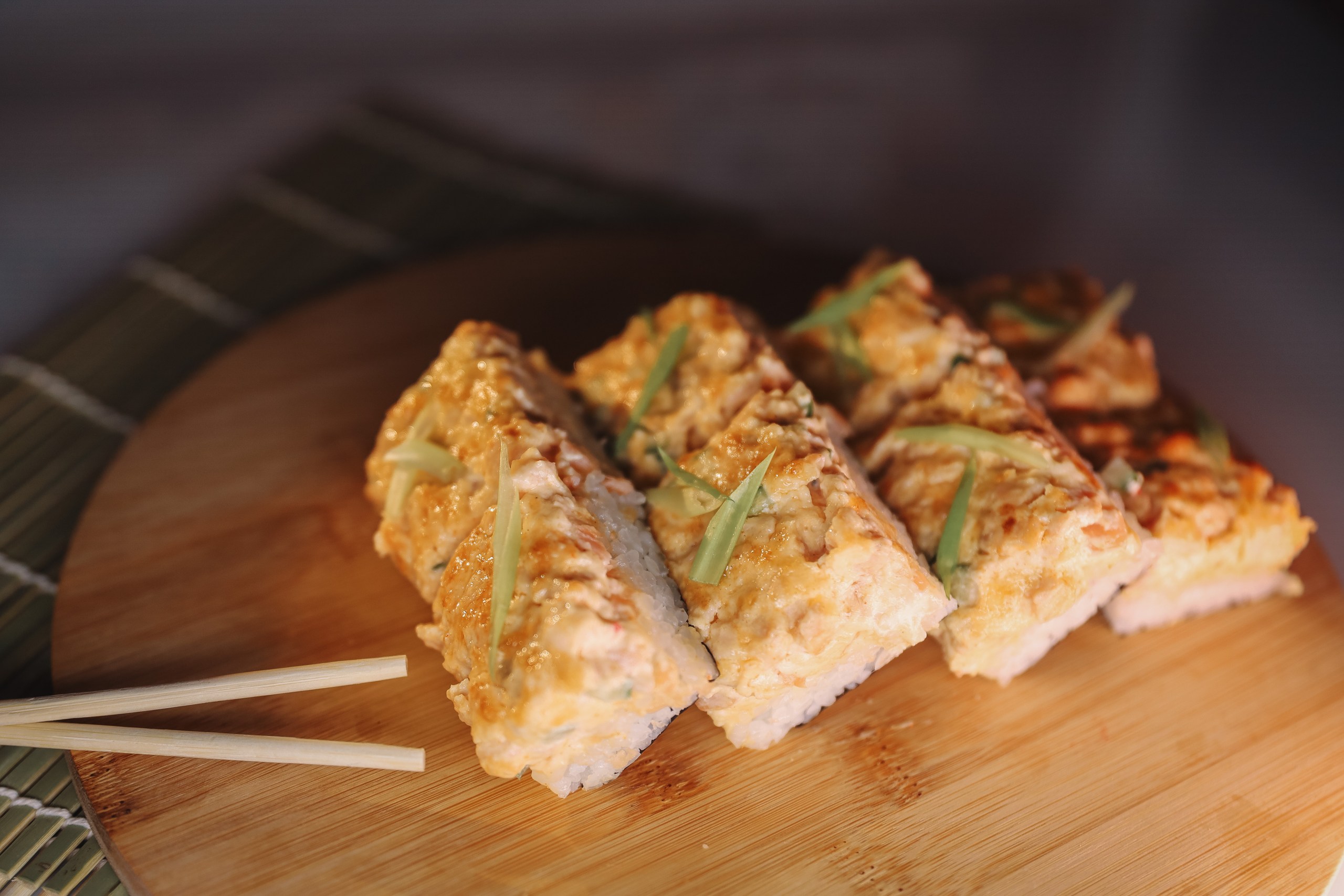 Суши-пицца с лососем