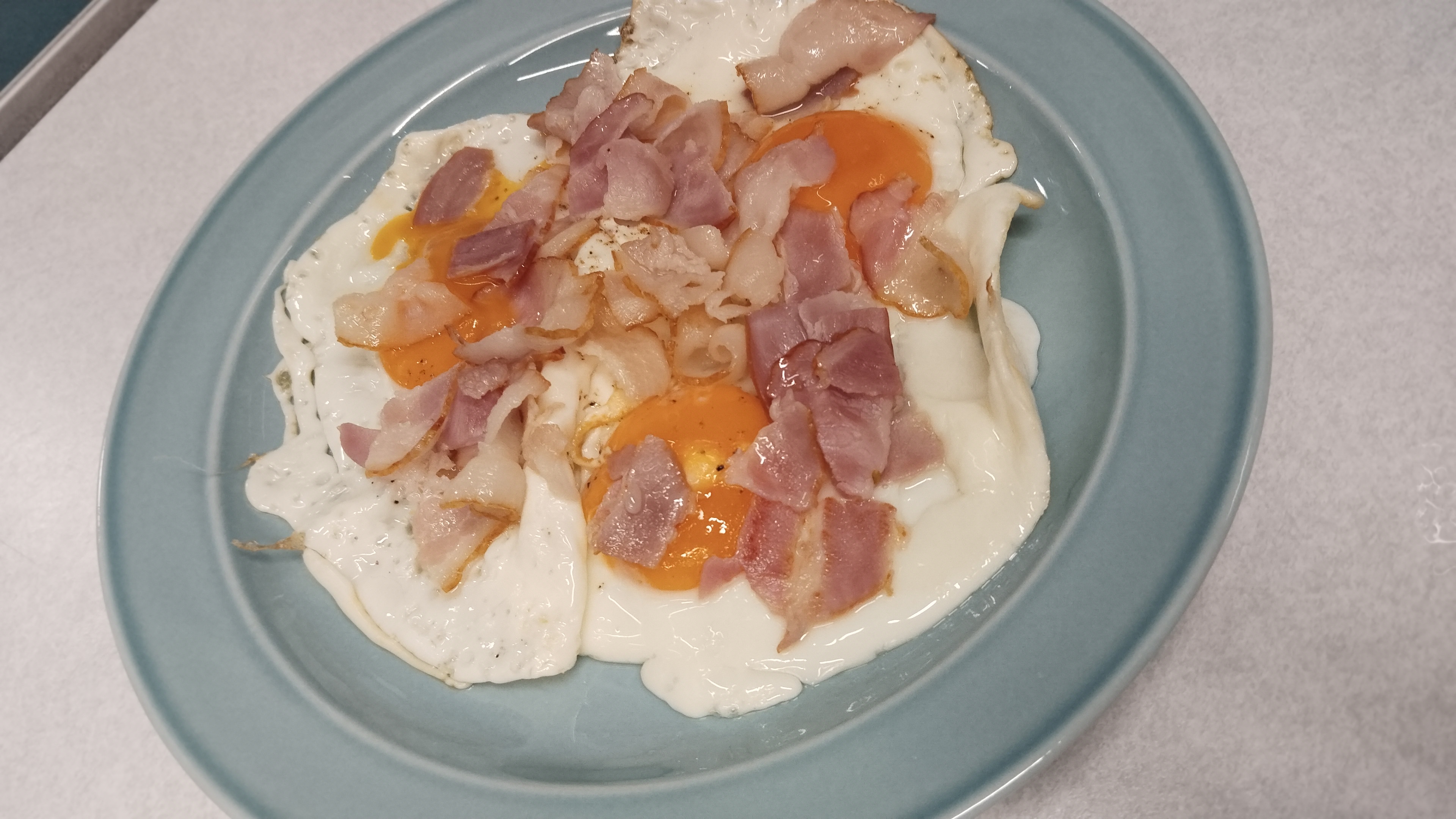 Глазунья с беконом