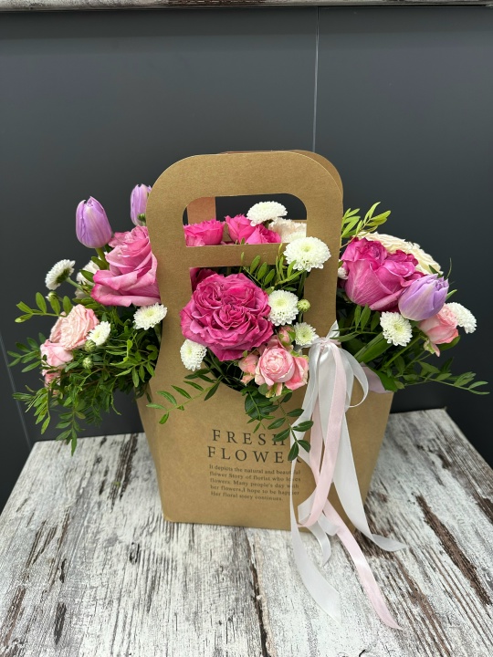 Яркая сумочка с пионовидными розами и тюльпанами