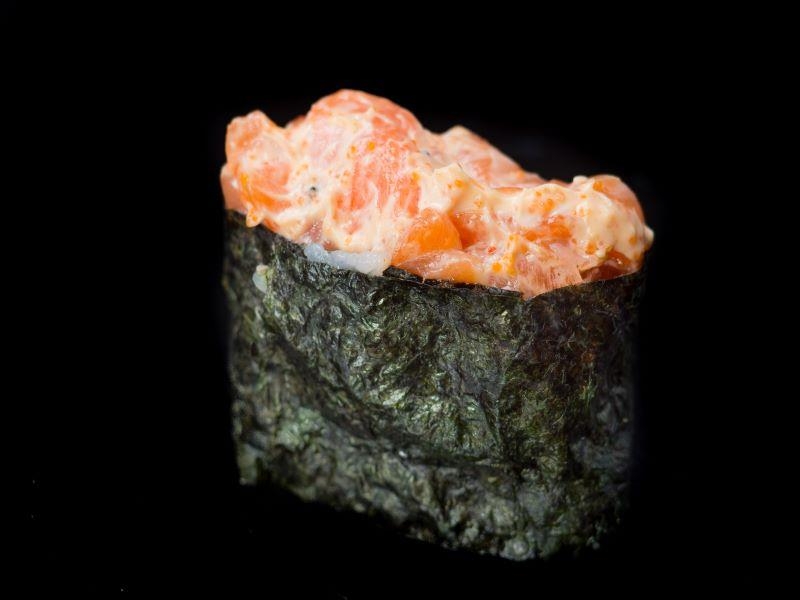 Суши с лососем острые