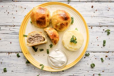 Мясные шарики с сыром в слоеном тесте