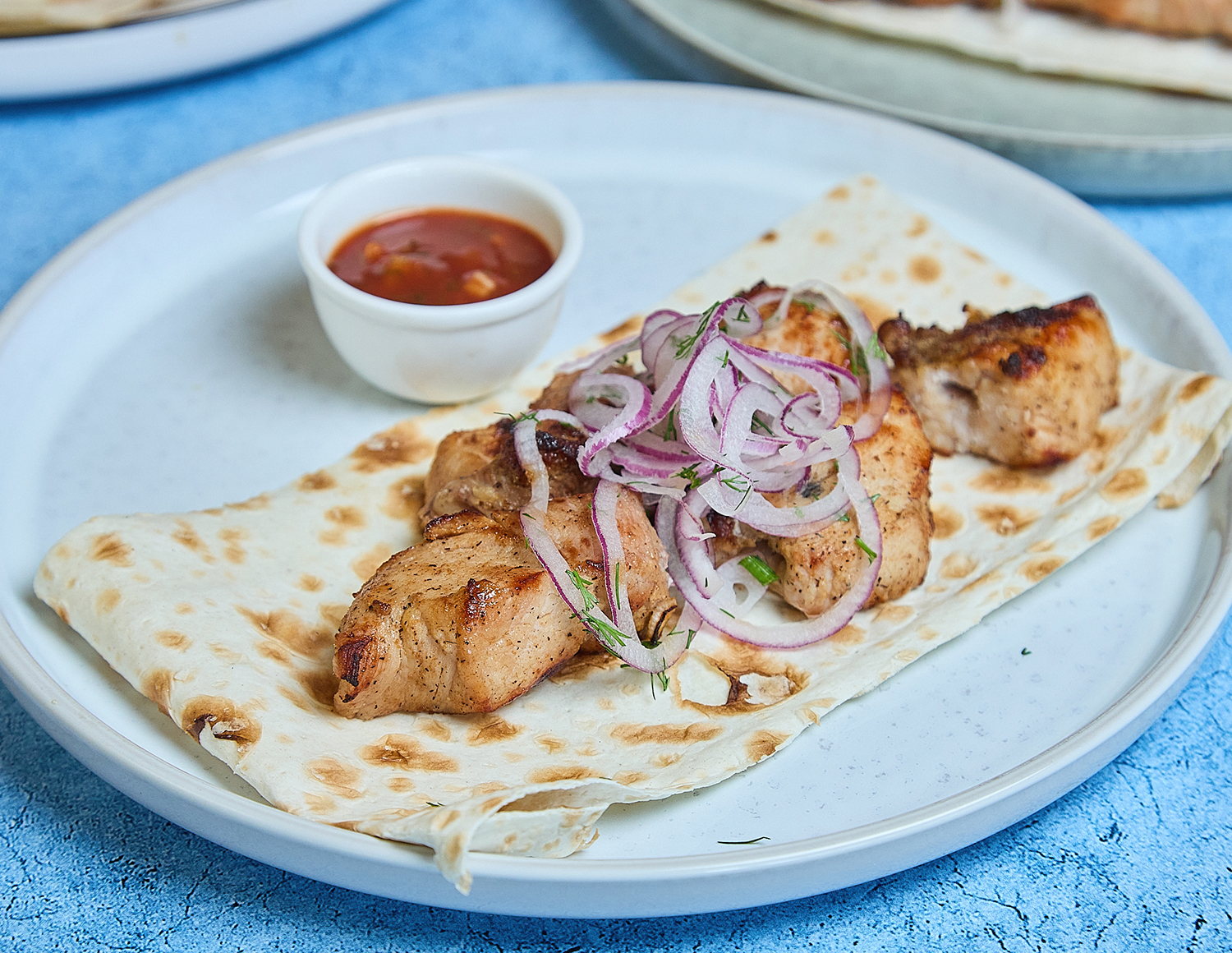 Шашлык из свин. на лаваше с соусом и марин. луком