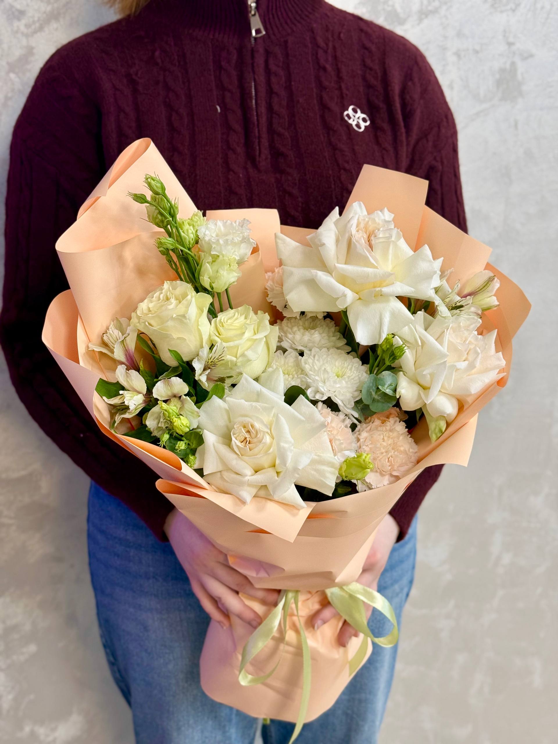 Авторский букет из французских роз и лизиантусов