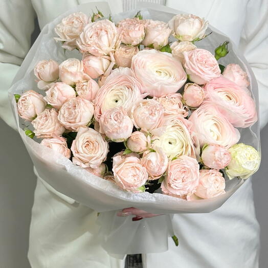 «Пудреница» букет из ранункулюсов и кустовой пионовидной розы