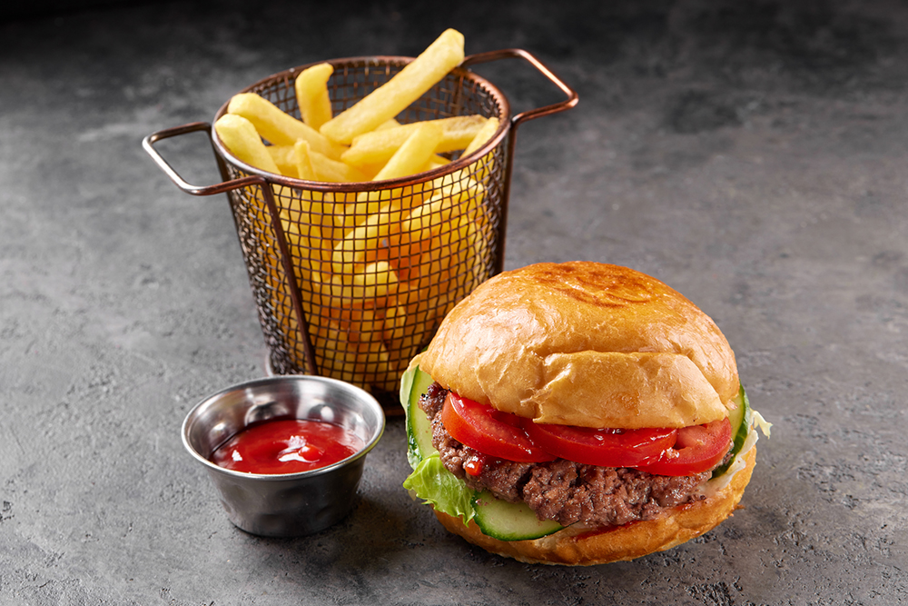 Бургер с котлетой из мраморной говядины с картофелем фри и кетчупом