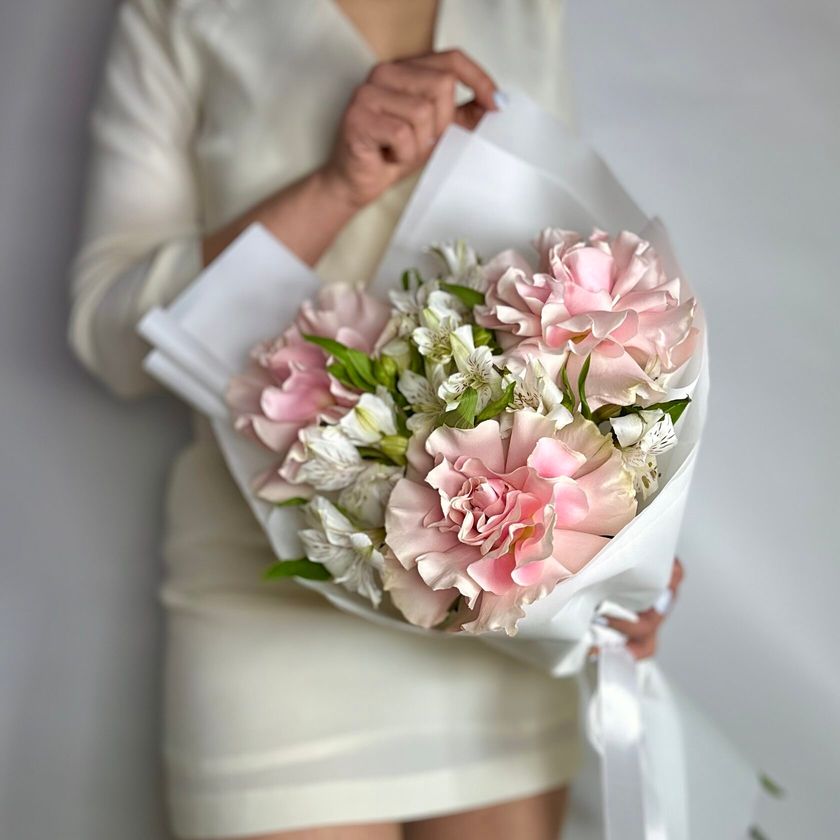 Стильный букет Розовые розы и альстромерии