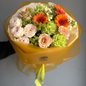 Букет с яркими акцентами