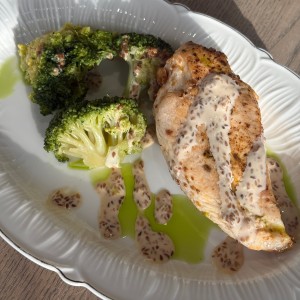 Нежная курочка под ореховым соусом с брокколи на пару