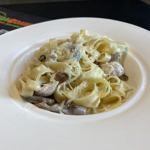 Паста с курицей и шампиньонами