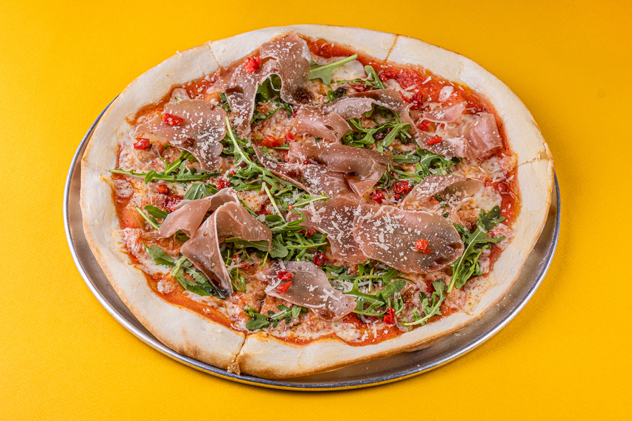 Пицца с пармской ветчиной