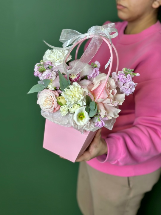 Розовая сумочка с орхидеей ,маттиолой и французской розой