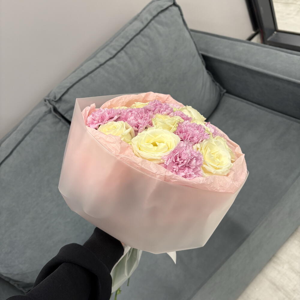 Букет из белых роз и нежных гвоздик «прелесть»