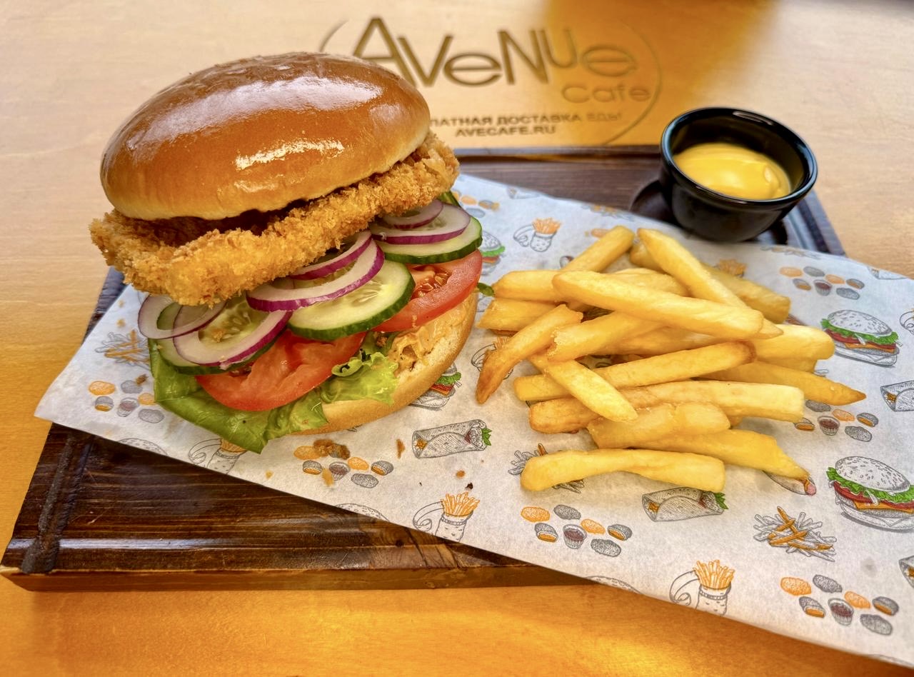 Чикенбургер, фри, соус