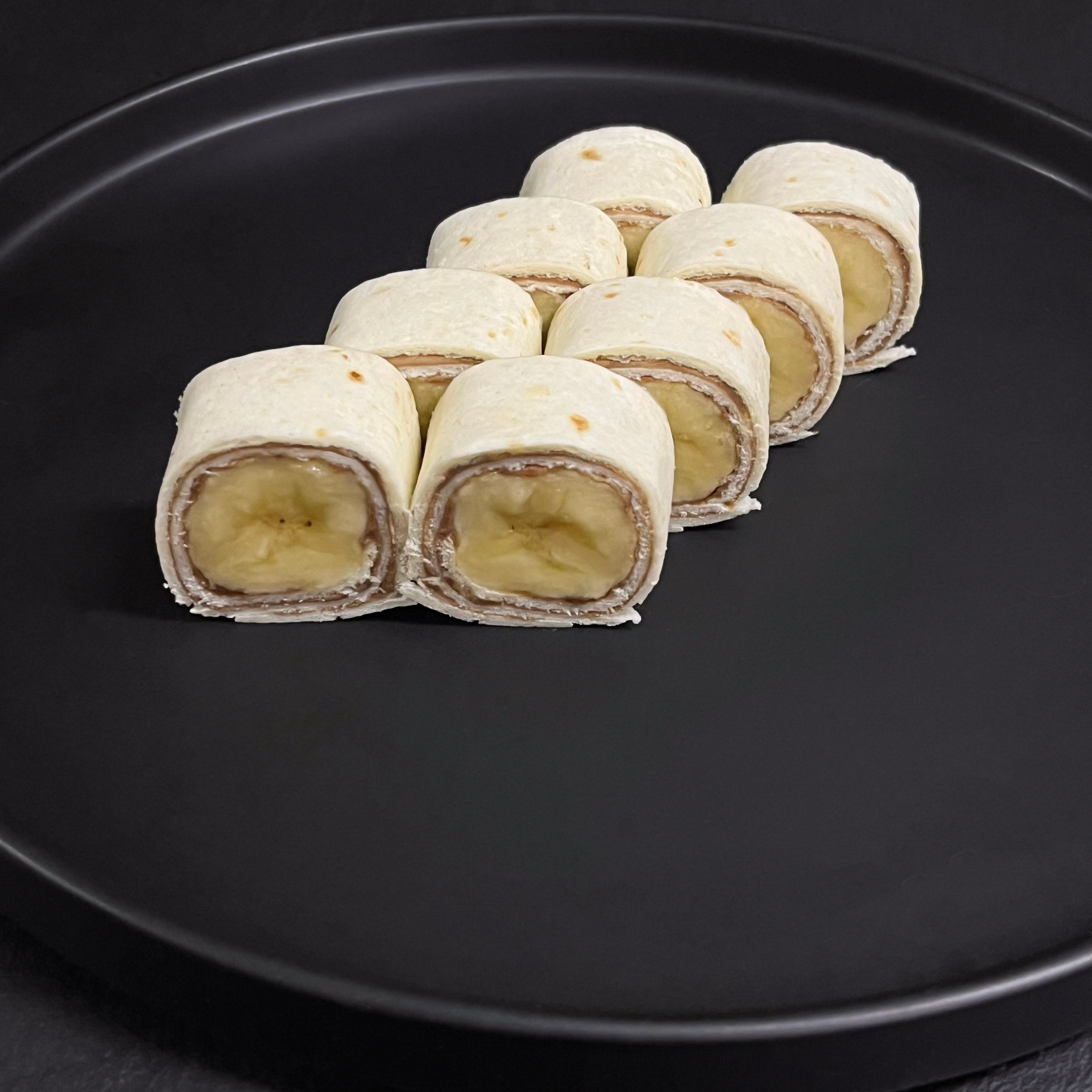 Сладкий ролл с бананом