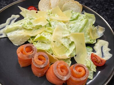 Цезарь с семгой