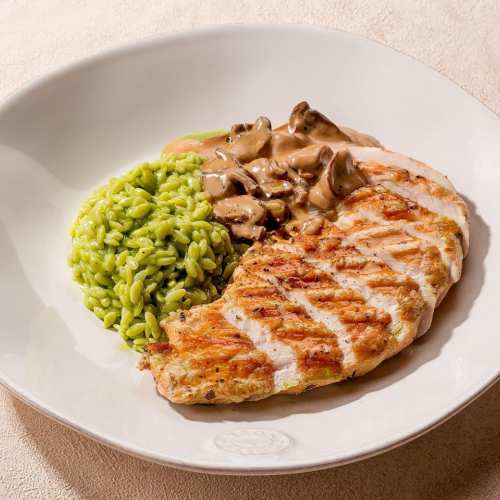 Курица гриль с орзо и сливочно-грибным соусом