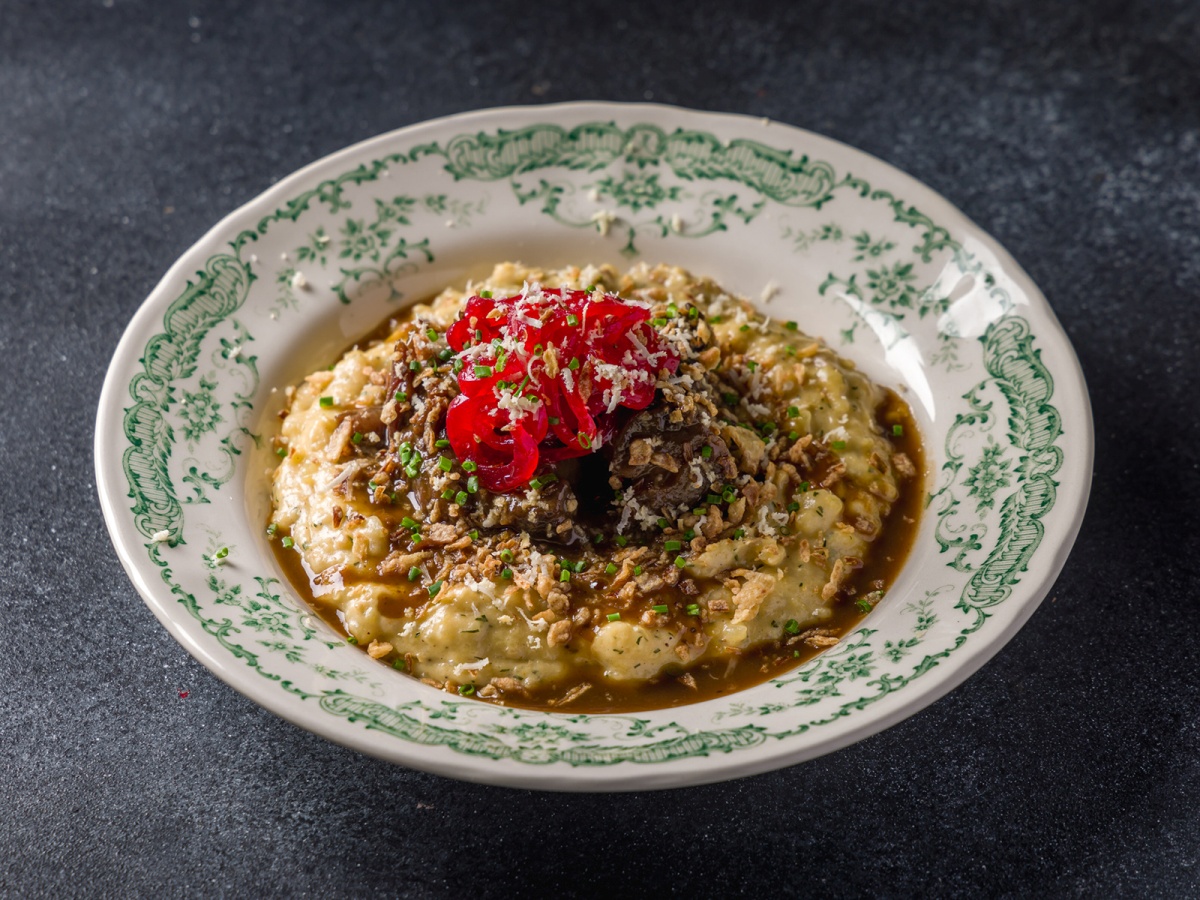 Томленые говяжьи щечки с луковым деми глясом