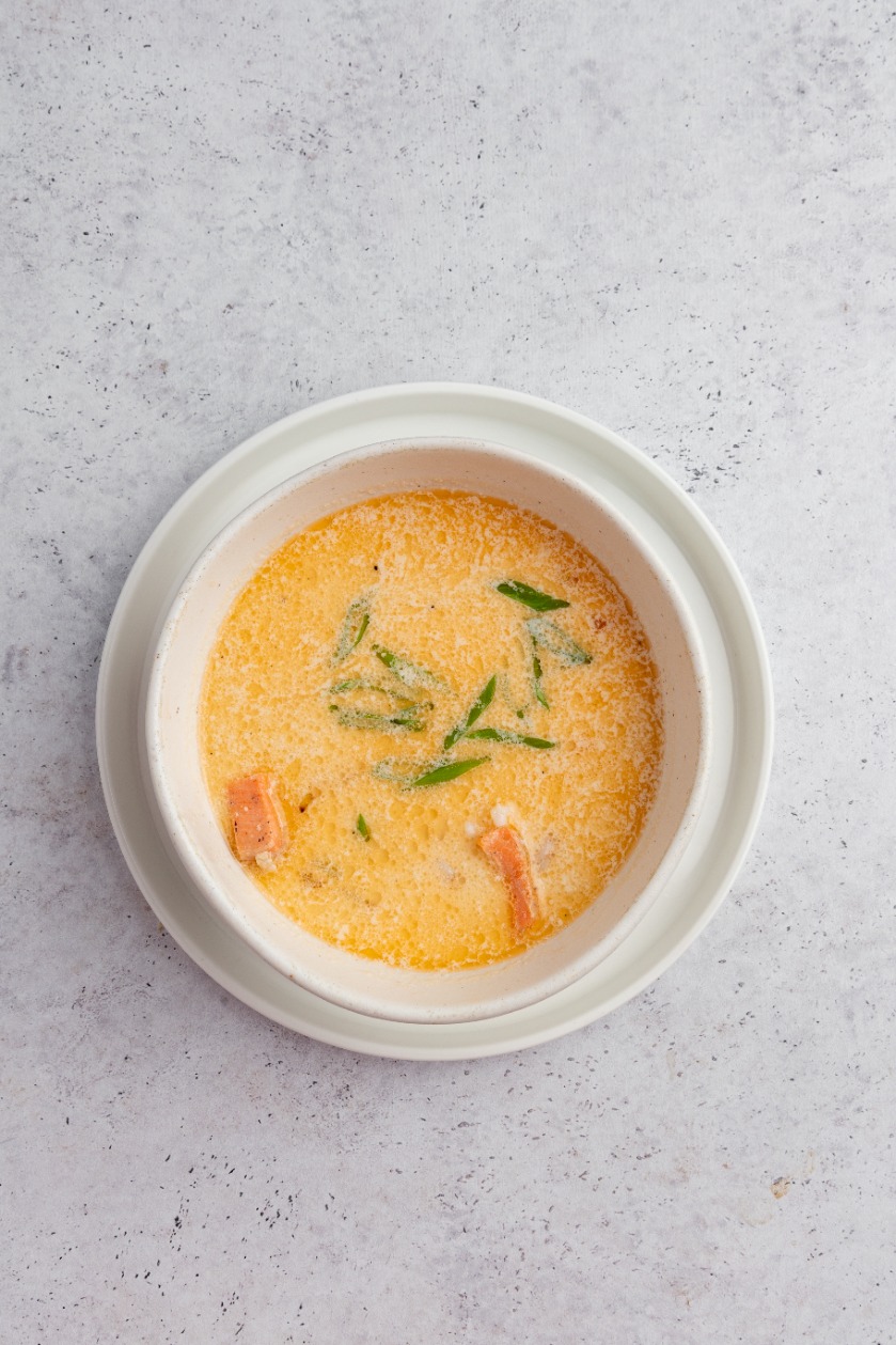 Сливочная уха с лососем и креветкой