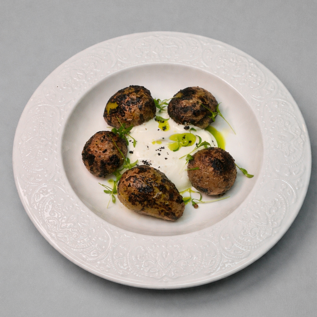 Печеный черный картофель со сметаной