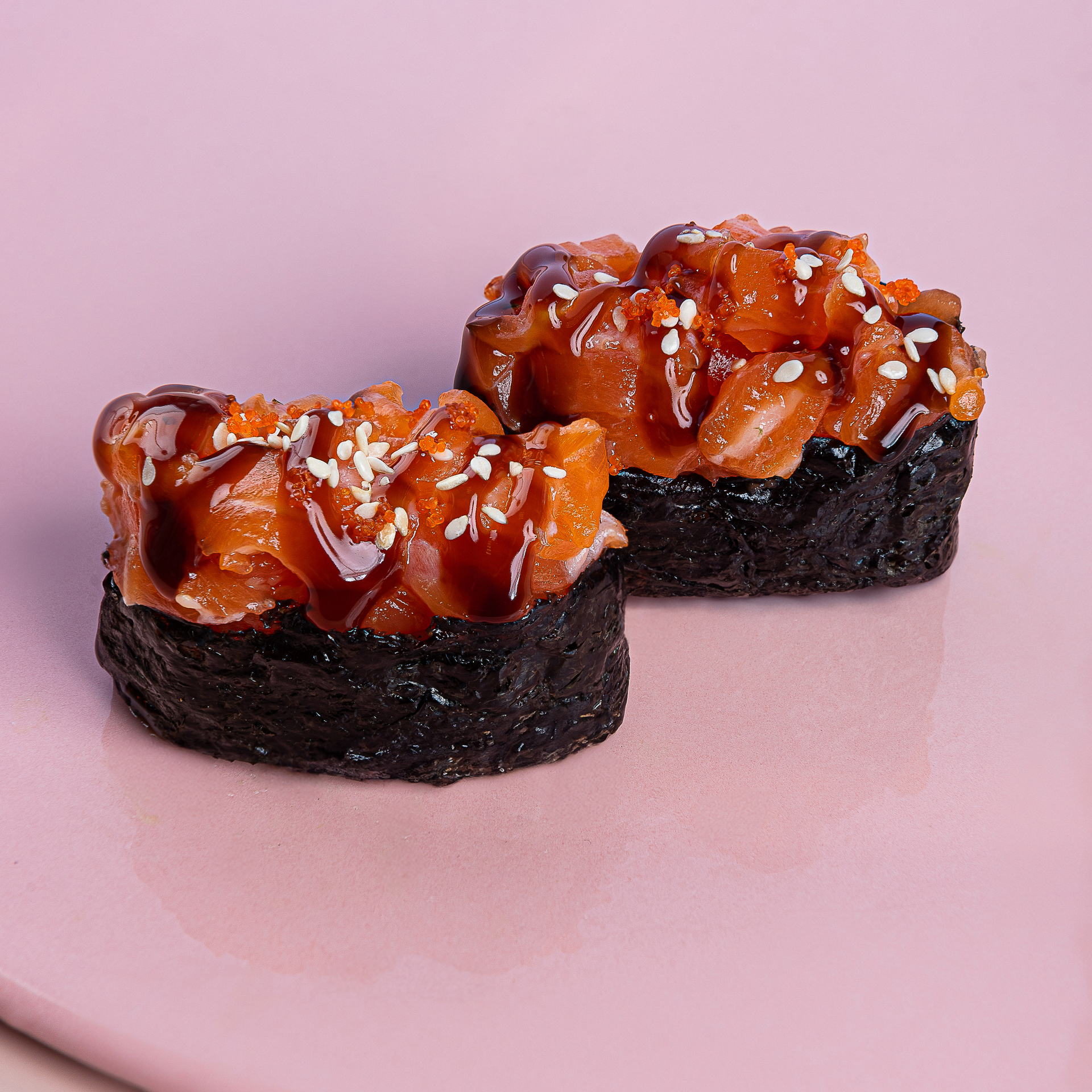 Острые суши с лососем