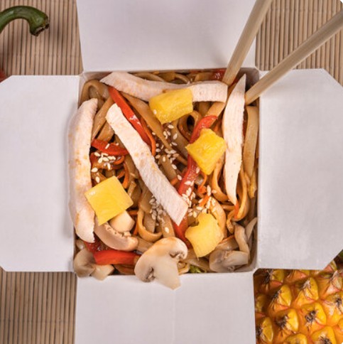 Wok по-гавайски с курицей и лапшой удон