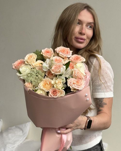 Букет из роз и альстромерий