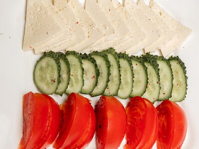 Овощная нарезка с сыром брынза