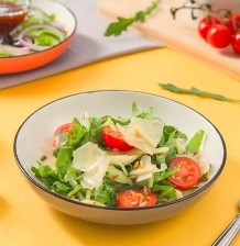 Салат с рукколой, яблоком и пармезаном