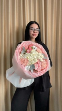 Букет из гортензии и кустовой пионовидной розы