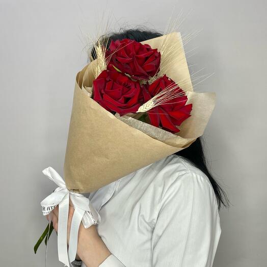 «Гранат» букет из роз Эквадор Эксплорер и пшеницы
