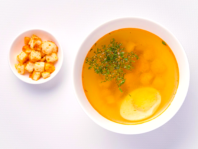 Куриный бульон с яйцом и сухариками