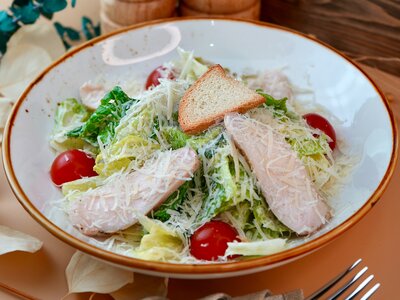 Салат Цезарь с курицей