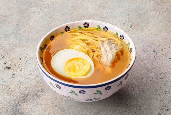 Куриный бульон с яйцом и лапшой