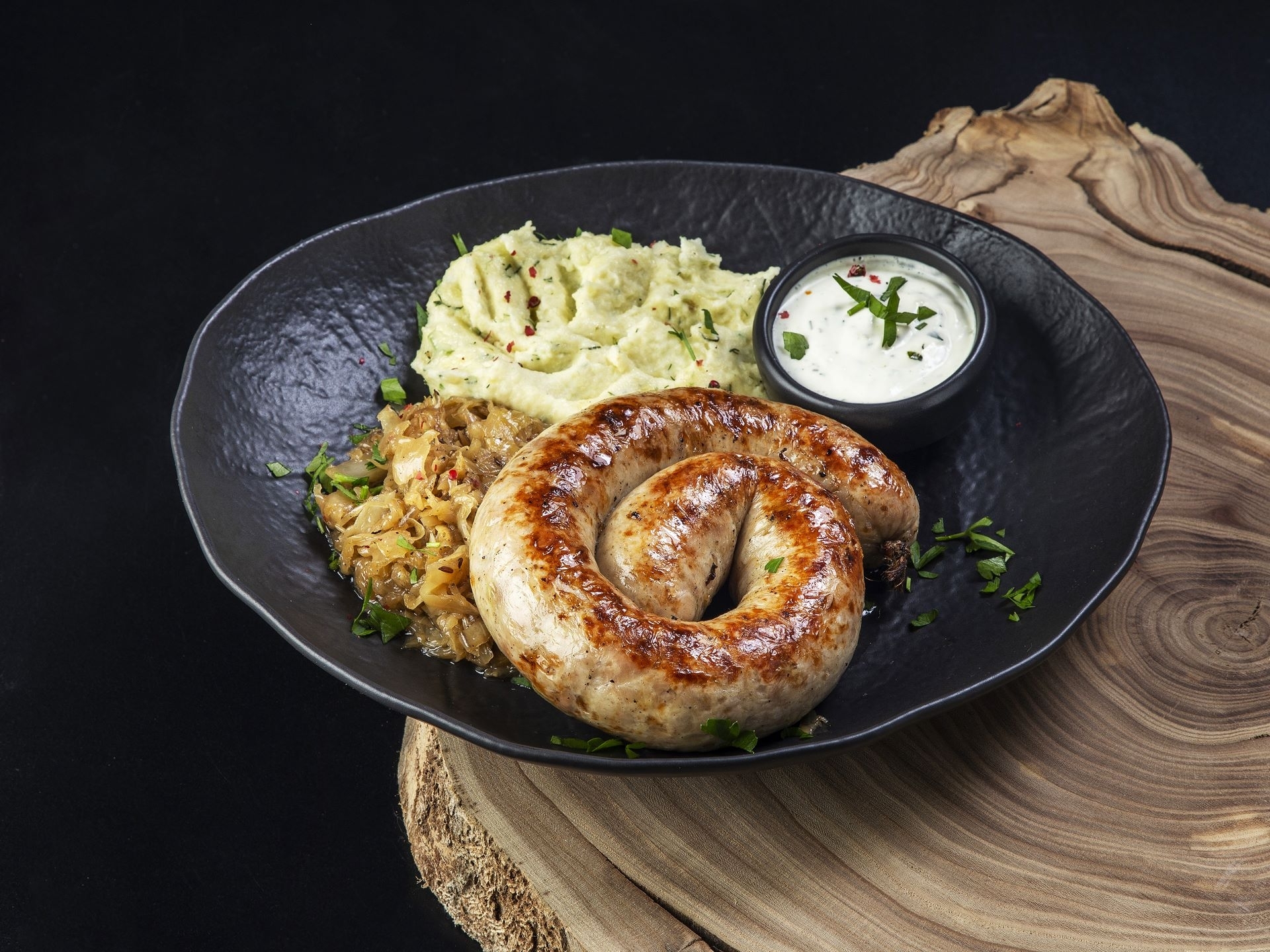 Жареная куриная колбаска с гарниром