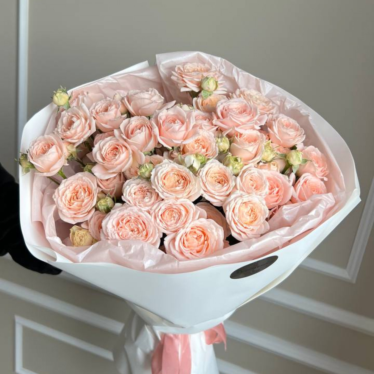 Моно букет из кустовых пионовидных роз (предзаказ)