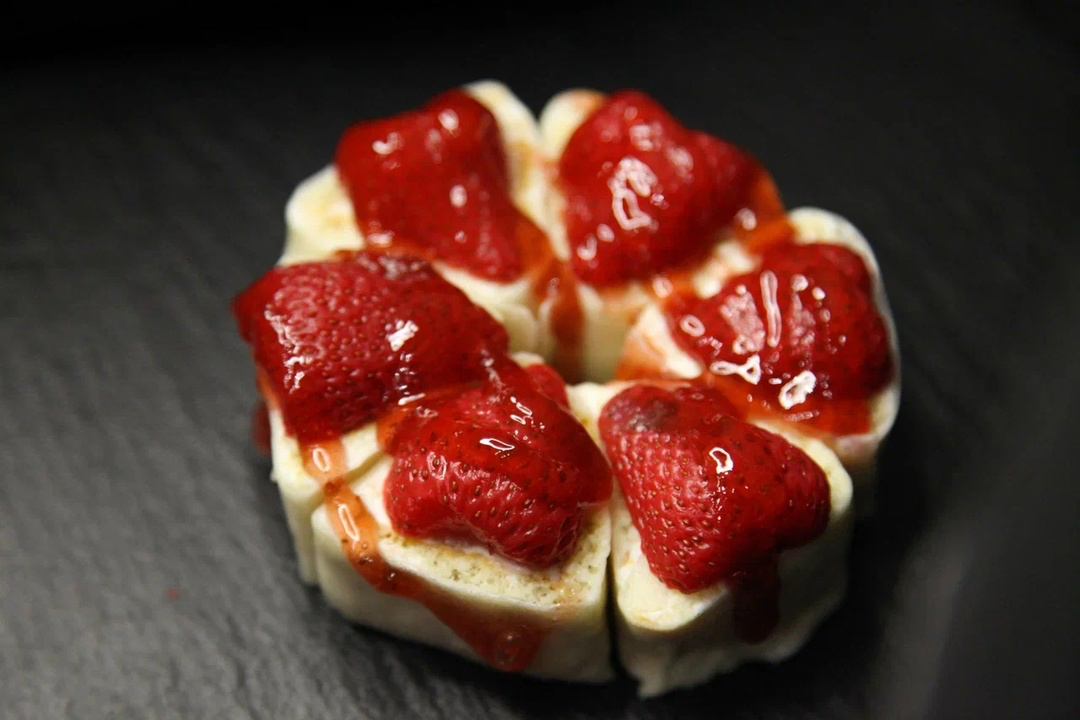 Десертный ролл с клубникой