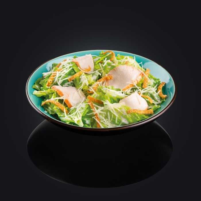 Салат Цезарь с курицей