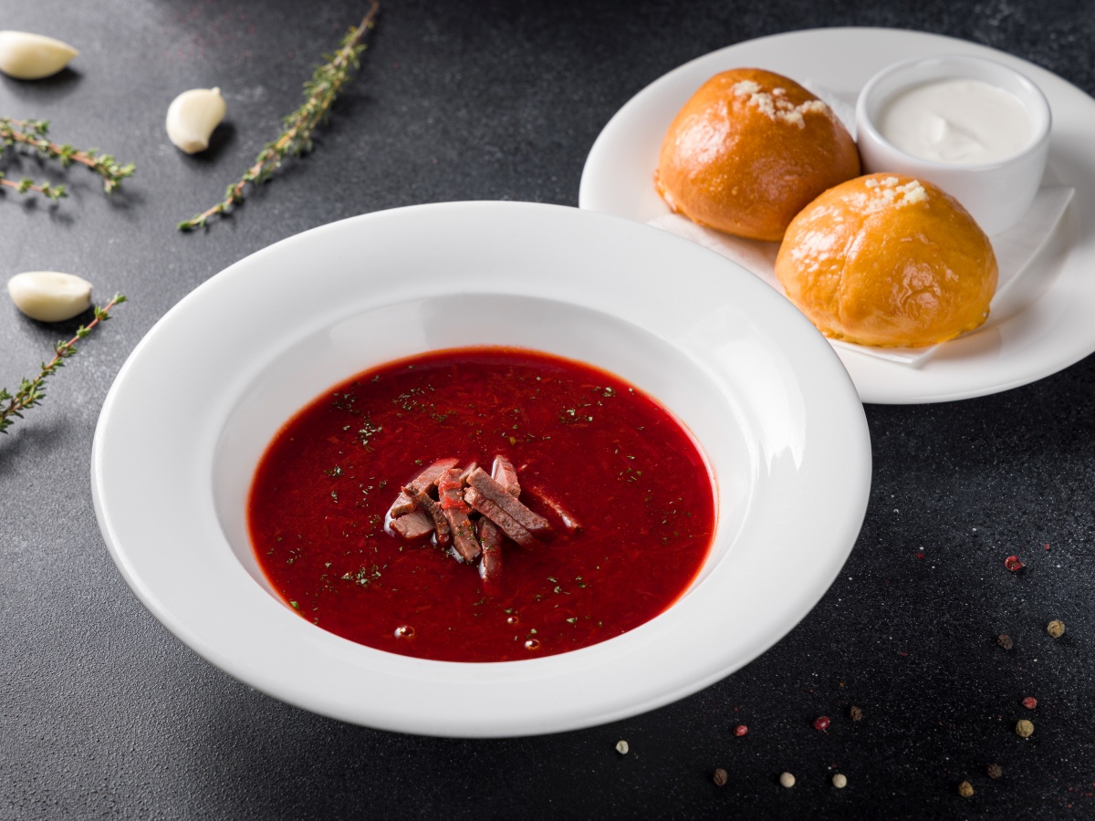 Борщ с чесночными пампушками