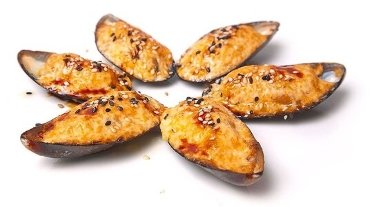 Мидии под сырно-чесночным соусом