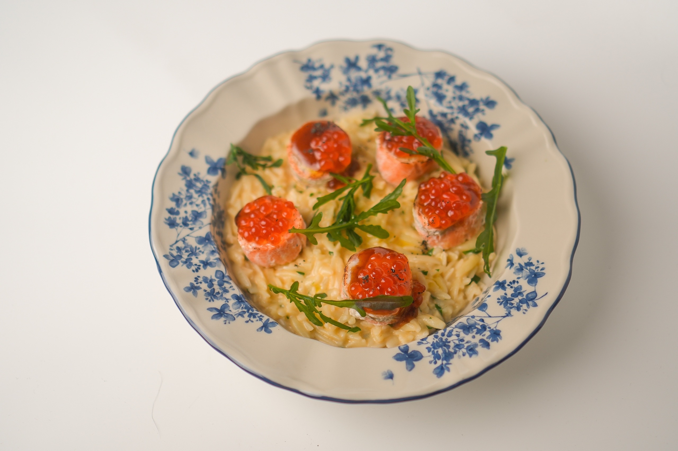 Рулетики из форели на орзо