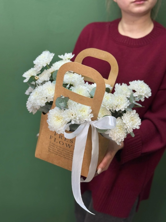 Крафтовая сумочка с хризантемой Алтай и эвкалиптом