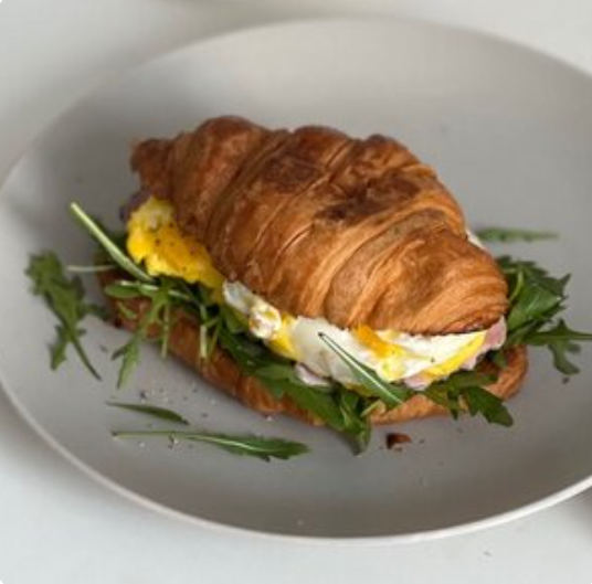 Круассан с яйцом пашот