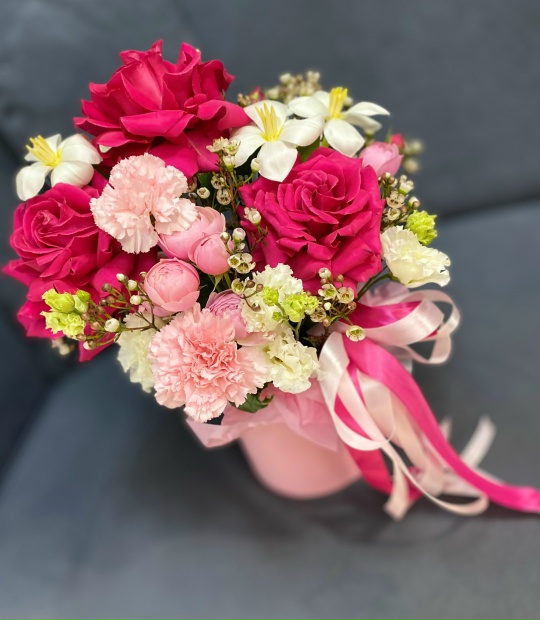 Эффектная яркая композиция в шляпной коробочке