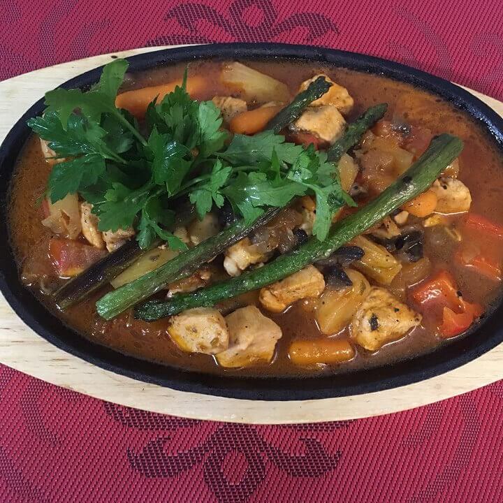 Курица по-царски на горячей сковородке