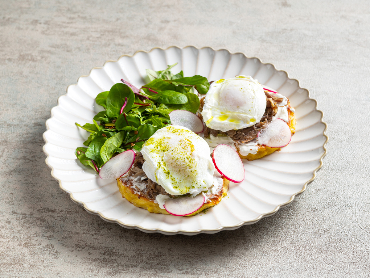 Картофельные драники с томленой говядиной и яйцом пашот